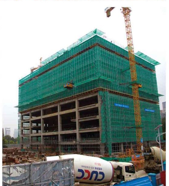 title='房建外墙防护盘扣脚手架施工现场' 